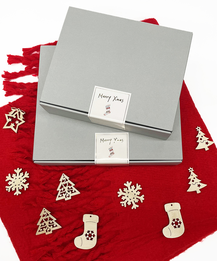 贈る相手を選ばないシンプルなグレーの箱に、キラリとした上品な箔の縁取りラインが可愛らしい、「クリスマス限定」のシールで封をしてのお届けです。